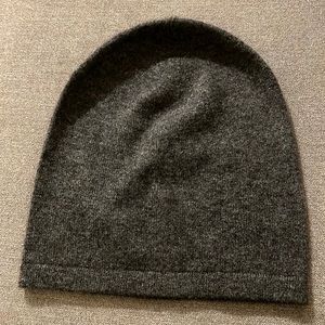 Saks Fifth Avenue Charcoal Gray 100% Cashmere beanie hat.Unisex. Never worn-NWT!